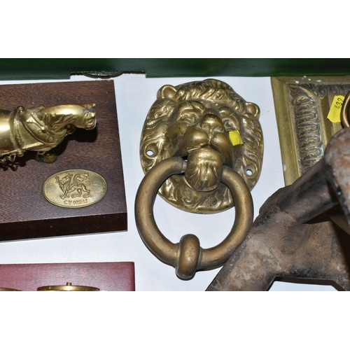 489 - ONE BOX OF BRASS AND METALWARE, to include a large brass 'Lion' door knocker, copper bed warmer, bra... 