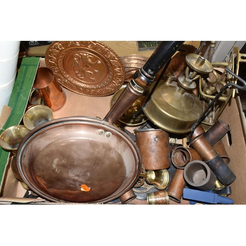 489 - ONE BOX OF BRASS AND METALWARE, to include a large brass 'Lion' door knocker, copper bed warmer, bra... 