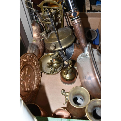 489 - ONE BOX OF BRASS AND METALWARE, to include a large brass 'Lion' door knocker, copper bed warmer, bra... 