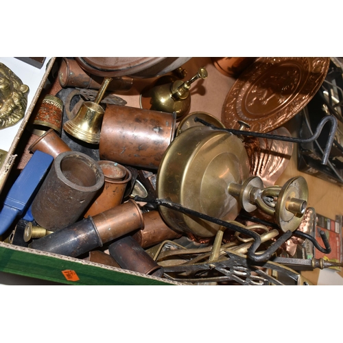 489 - ONE BOX OF BRASS AND METALWARE, to include a large brass 'Lion' door knocker, copper bed warmer, bra... 