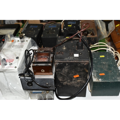 509 - A BOX AND LOOSE RADIO AND AMPLIFICATION ITEMS, to include R-25/ARC-5, R-26/ARC-5 and R-27/ARC-5 radi... 