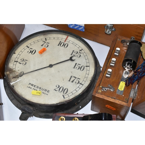 510 - FIVE PRESSURE GAUGE INSTRUMENTS, comprising a 1951 fixed frequency vibration galvanometer No.85761, ... 