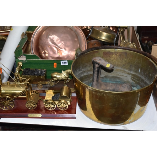 489 - ONE BOX OF BRASS AND METALWARE, to include a large brass 'Lion' door knocker, copper bed warmer, bra... 