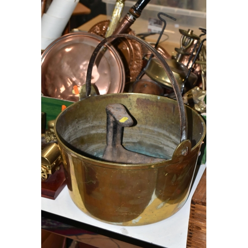 489 - ONE BOX OF BRASS AND METALWARE, to include a large brass 'Lion' door knocker, copper bed warmer, bra... 