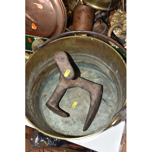 489 - ONE BOX OF BRASS AND METALWARE, to include a large brass 'Lion' door knocker, copper bed warmer, bra... 