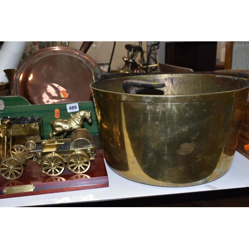 489 - ONE BOX OF BRASS AND METALWARE, to include a large brass 'Lion' door knocker, copper bed warmer, bra... 