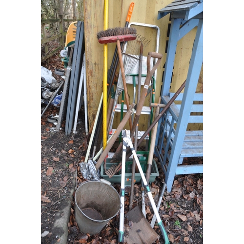 1017 - AN ALUMINIUM STEP LADDER AND A COLLECTION OF GARDEN TOOLS including a galvanised bucket, forks, hors... 