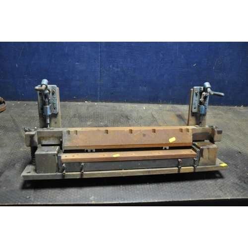 1059 - A HEAVY DUTY MANUAL SHEET METAL BENDER (no handles) bending width 48cm (Condition Report: surface ru... 