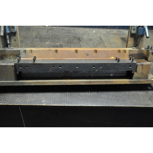 1059 - A HEAVY DUTY MANUAL SHEET METAL BENDER (no handles) bending width 48cm (Condition Report: surface ru... 