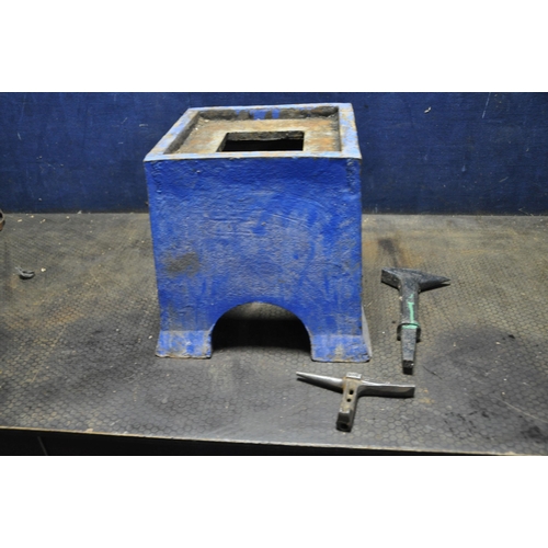 1061 - A VINTAGE CAST IRON ANVIL STAND with a 25cm x 26cm recess height 36cm and two anvil stakes