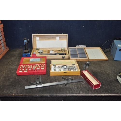 1086 - A TRAY CONTAINING TEST, MARKING AND MACHINING EQUIPMENT including a Mercer Dial gauge stand, an Ecli... 