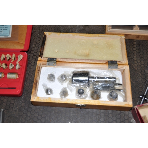 1086 - A TRAY CONTAINING TEST, MARKING AND MACHINING EQUIPMENT including a Mercer Dial gauge stand, an Ecli... 