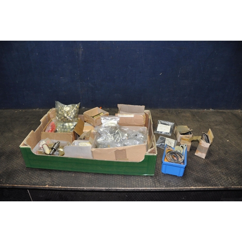 1089 - A TRAY CONTAINING BOXES OF BALL BEARINGS AND BEARING SLEEVES along with o rings, hydraulic items