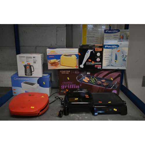 1129 - A SELECTION OF BOXED/UNBOXES KITCHEN ELECTRICAL ITEMS, to include a Swan grill chef cooking plate, a... 