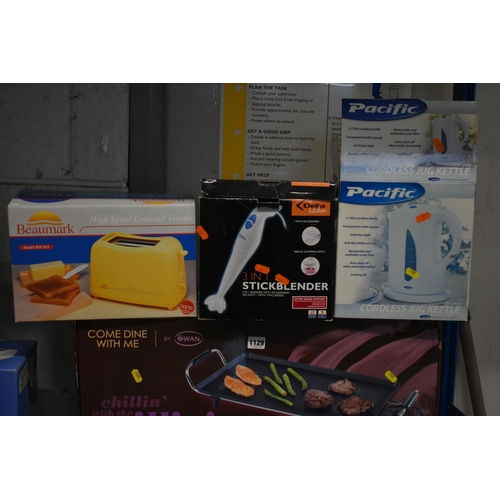 1129 - A SELECTION OF BOXED/UNBOXES KITCHEN ELECTRICAL ITEMS, to include a Swan grill chef cooking plate, a... 