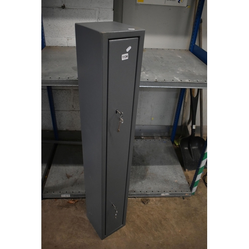 1134 - A METAL SINGLE DOOR GUN SAFE, width 20cm x depth 22cm x height 133cm (condition report: with four ke... 