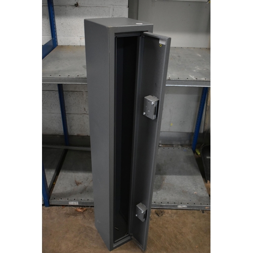 1134 - A METAL SINGLE DOOR GUN SAFE, width 20cm x depth 22cm x height 133cm (condition report: with four ke... 