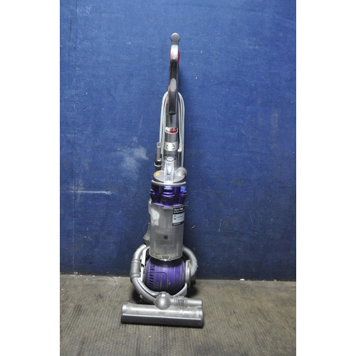 1152 - A DYSON DC25 UPRIGHT VACUUM CLEANER (PAT pass and working but brushbar doesn't turn)