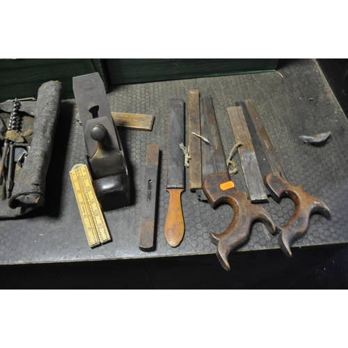 1157 - TWO TRAYS CONTAINING CARPENTRY TOOLS including a vintage Spiers steel footed plane, two back saws (o... 