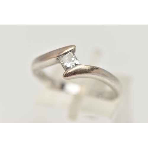 19 - AN 18CT GOLD SINGLE STONE DIAMOND RING, a princess cut diamond, approximate total diamond weight 0.2... 