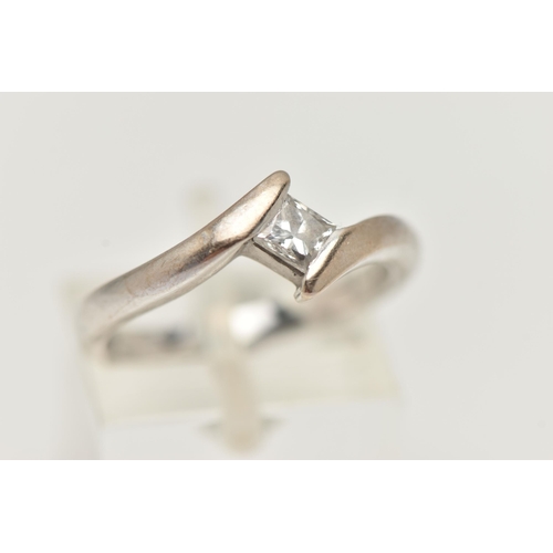 19 - AN 18CT GOLD SINGLE STONE DIAMOND RING, a princess cut diamond, approximate total diamond weight 0.2... 