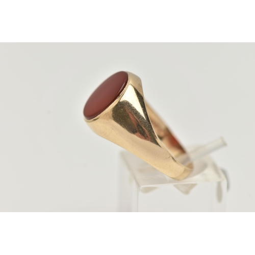 55 - A 9CT GOLD CARNELIAN SIGNET RING, the oval carnelian to the tapered plain band, 9ct hallmark for Lon... 