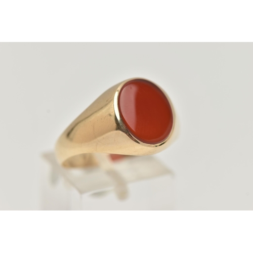 55 - A 9CT GOLD CARNELIAN SIGNET RING, the oval carnelian to the tapered plain band, 9ct hallmark for Lon... 