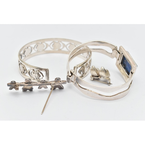 73 - A SMALL ASSORTMENT OF WHITE METAL JEWELLERY, to include a scarab cuff bangle, a bangle set with lapi... 