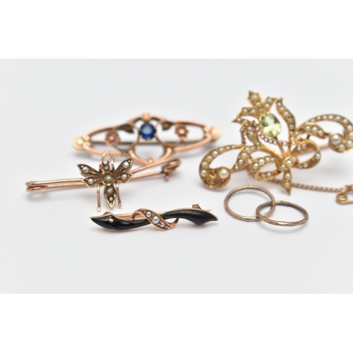 122 - FOUR EARLY 20TH CENTURY BROOCHES AND A PAIR OF HOOP EARRINGS, to include a peridot and split pearl s... 