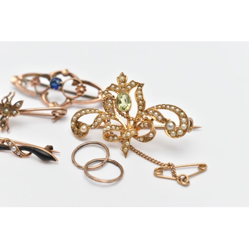 122 - FOUR EARLY 20TH CENTURY BROOCHES AND A PAIR OF HOOP EARRINGS, to include a peridot and split pearl s... 