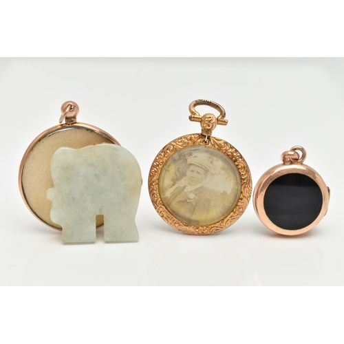 125 - FOUR ITEMS OF JEWELLERY, to include a rose metal circular onyx and bloodstone locket, continental st... 