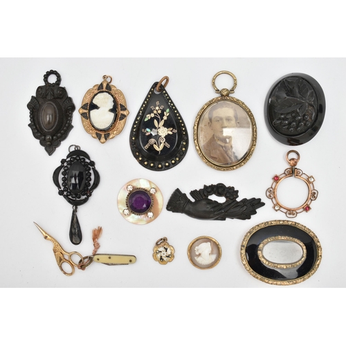 129 - ASSORTED JEWELLERY, to include an AF gold plated mourning brooch with vacant glazed compartment to t... 