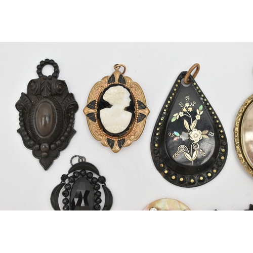 129 - ASSORTED JEWELLERY, to include an AF gold plated mourning brooch with vacant glazed compartment to t... 