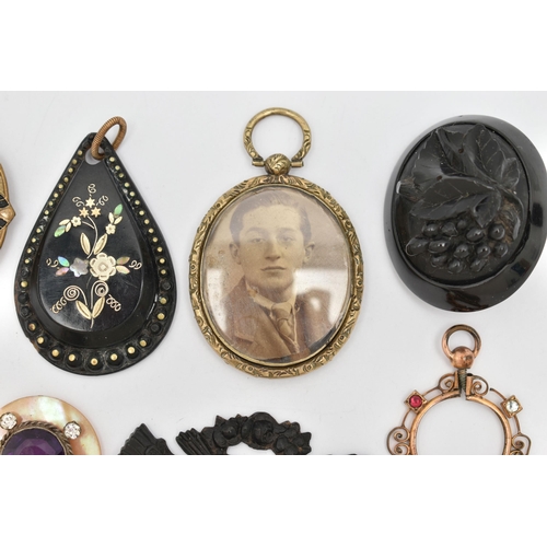 129 - ASSORTED JEWELLERY, to include an AF gold plated mourning brooch with vacant glazed compartment to t... 