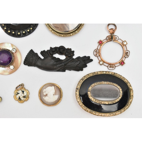 129 - ASSORTED JEWELLERY, to include an AF gold plated mourning brooch with vacant glazed compartment to t... 