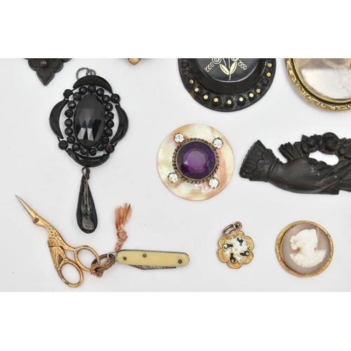 129 - ASSORTED JEWELLERY, to include an AF gold plated mourning brooch with vacant glazed compartment to t... 