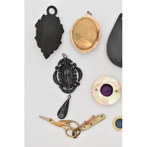 129 - ASSORTED JEWELLERY, to include an AF gold plated mourning brooch with vacant glazed compartment to t... 