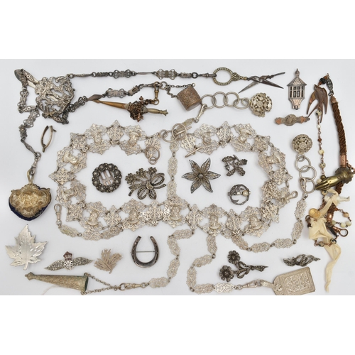 133 - ASSORTED JEWELLERY AND ITEMS, to include a silver sweetheart brooch, hallmarked Birmingham, a silver... 