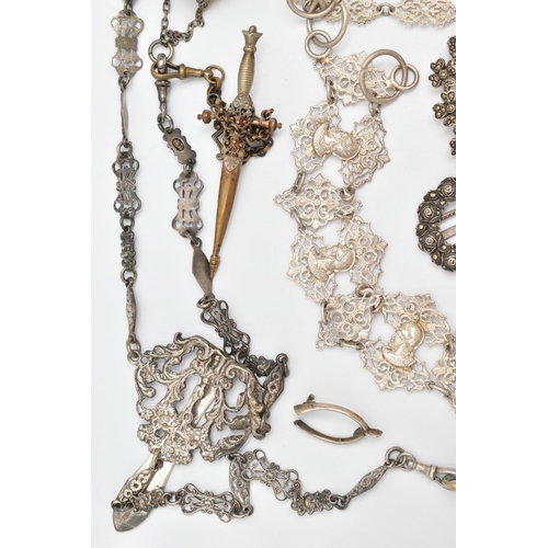 133 - ASSORTED JEWELLERY AND ITEMS, to include a silver sweetheart brooch, hallmarked Birmingham, a silver... 