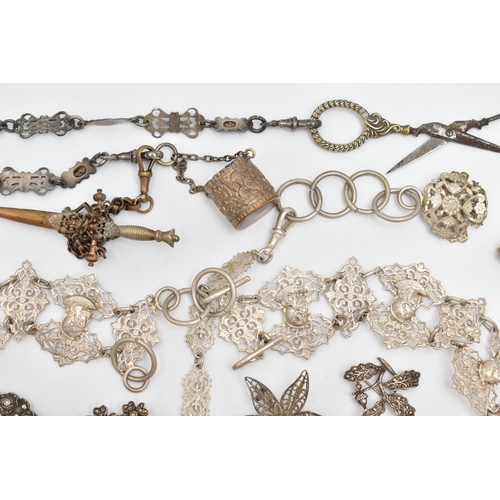 133 - ASSORTED JEWELLERY AND ITEMS, to include a silver sweetheart brooch, hallmarked Birmingham, a silver... 