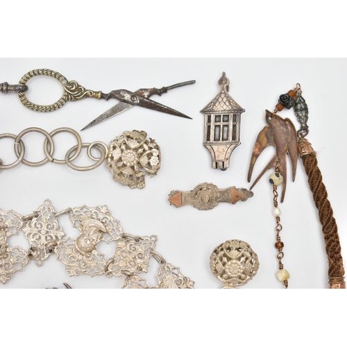 133 - ASSORTED JEWELLERY AND ITEMS, to include a silver sweetheart brooch, hallmarked Birmingham, a silver... 