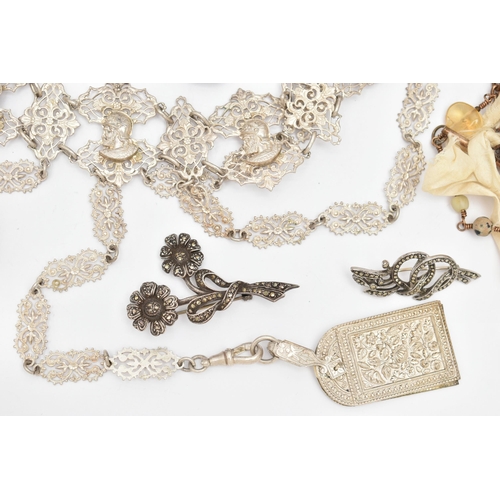 133 - ASSORTED JEWELLERY AND ITEMS, to include a silver sweetheart brooch, hallmarked Birmingham, a silver... 