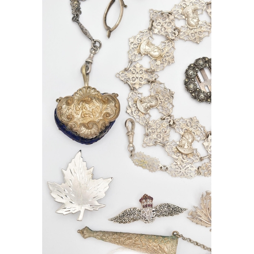 133 - ASSORTED JEWELLERY AND ITEMS, to include a silver sweetheart brooch, hallmarked Birmingham, a silver... 