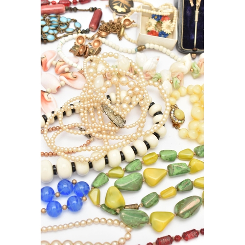 81 - A BAG OF ASSORTED COSTUME JEWELLERY, to include a stick pin box with two horse shoe stick pins and a... 