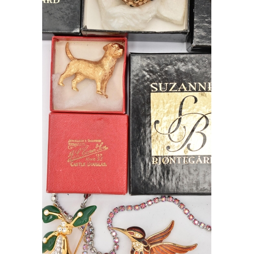 82 - A BAG OF ASSORTED COSTUME JEWELLERY, to include seven 'Joan Rivers' costume brooches, two 'Suzanne B... 