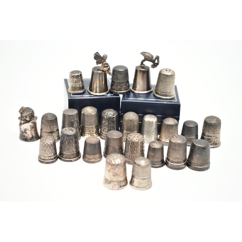 140 - A SELECTION OF SILVER THIMBLES, twenty-six thimbles in total, various designs and patterns, all with... 