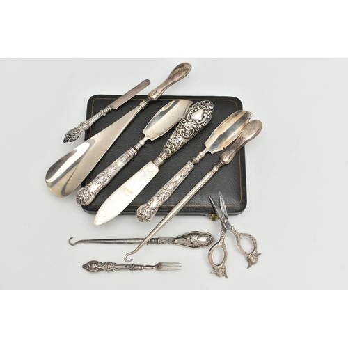 169 - ASSORTED SILVER HANDLED ITEMS, to include a cased set of six tea knives, fitted with Kings pattern s... 