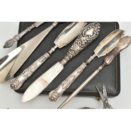 169 - ASSORTED SILVER HANDLED ITEMS, to include a cased set of six tea knives, fitted with Kings pattern s... 