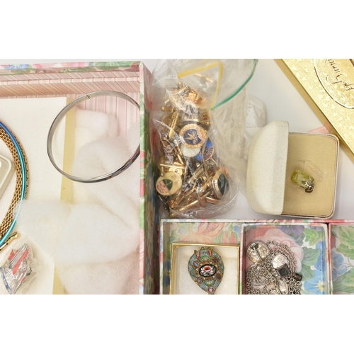 184 - A BOX OF ASSORTED JEWELLERY, to include a white metal chain, white metal coin brooch, a white metal ... 