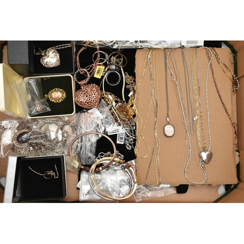 185 - A BOX OF SILVER AND WHITE METAL JEWELLERY, to include a heavy silver Byzantine chain necklace, fitte... 